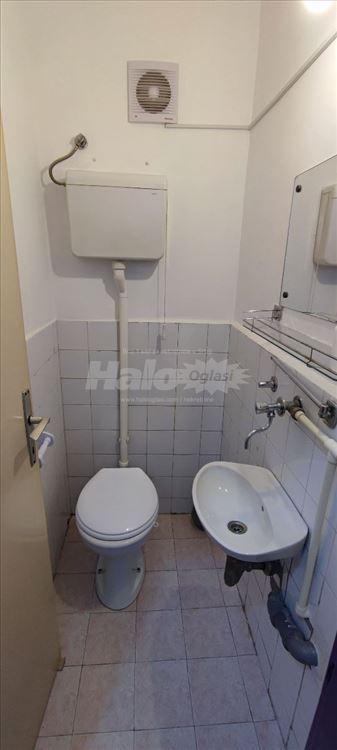 Izdajem trosoban namešten stan na Banjici — 9