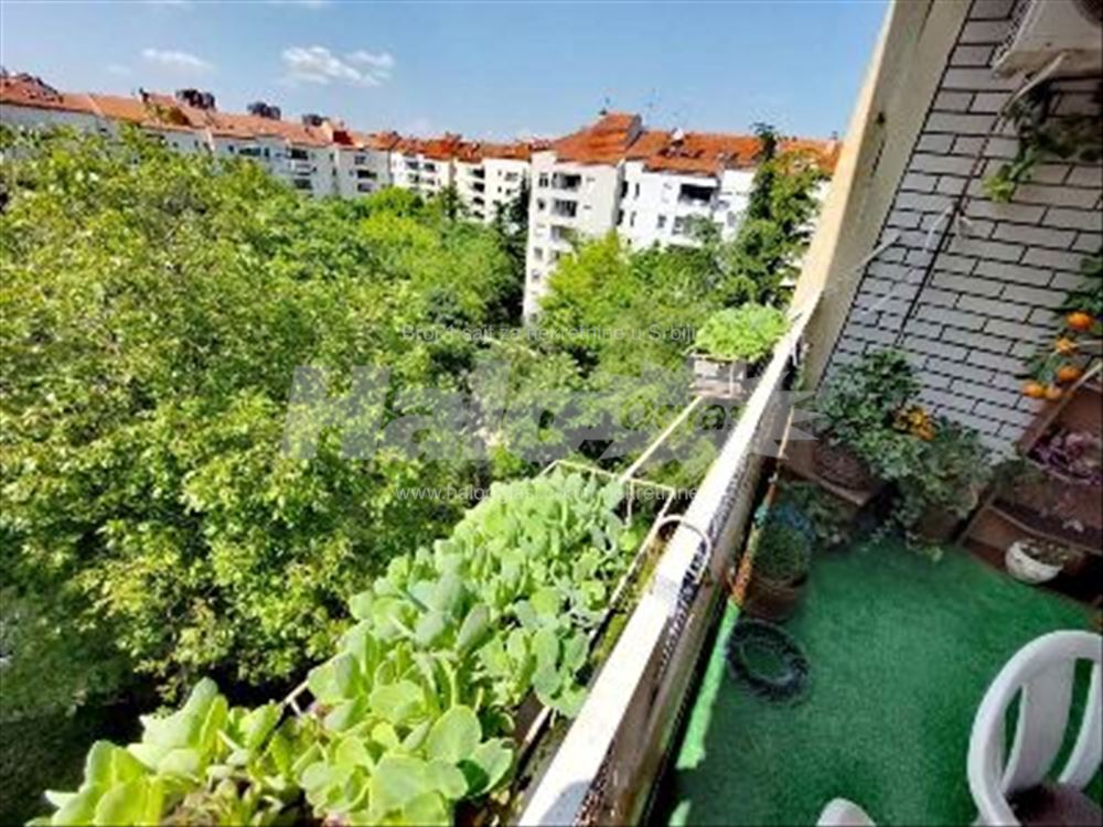 Izdajem trosoban namešten stan u bloku 34 — 10