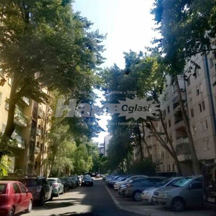 Izdajem trosoban namešten stan u bloku 34 — 12