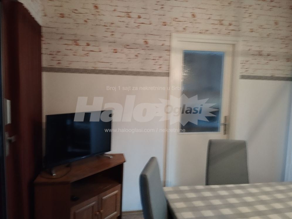 Izdajem trosoban stan — 2