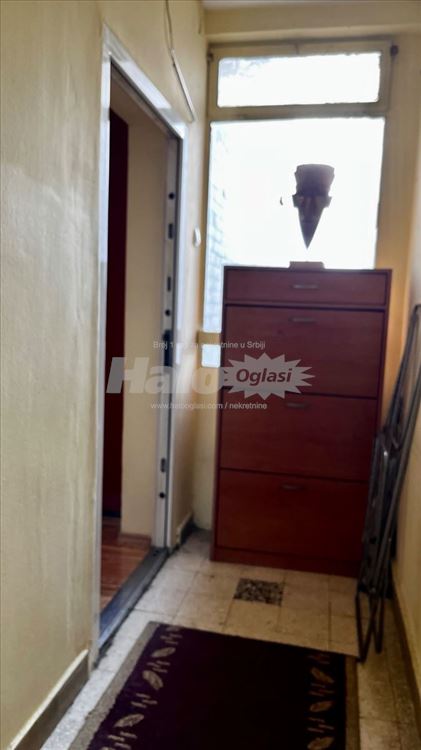 Izdajem trosoban stan u bloku 4 — 15