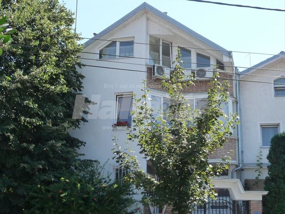 Izdajem Zaposlenoj Zenskoj Osobi jednosoban-40m2 — 2