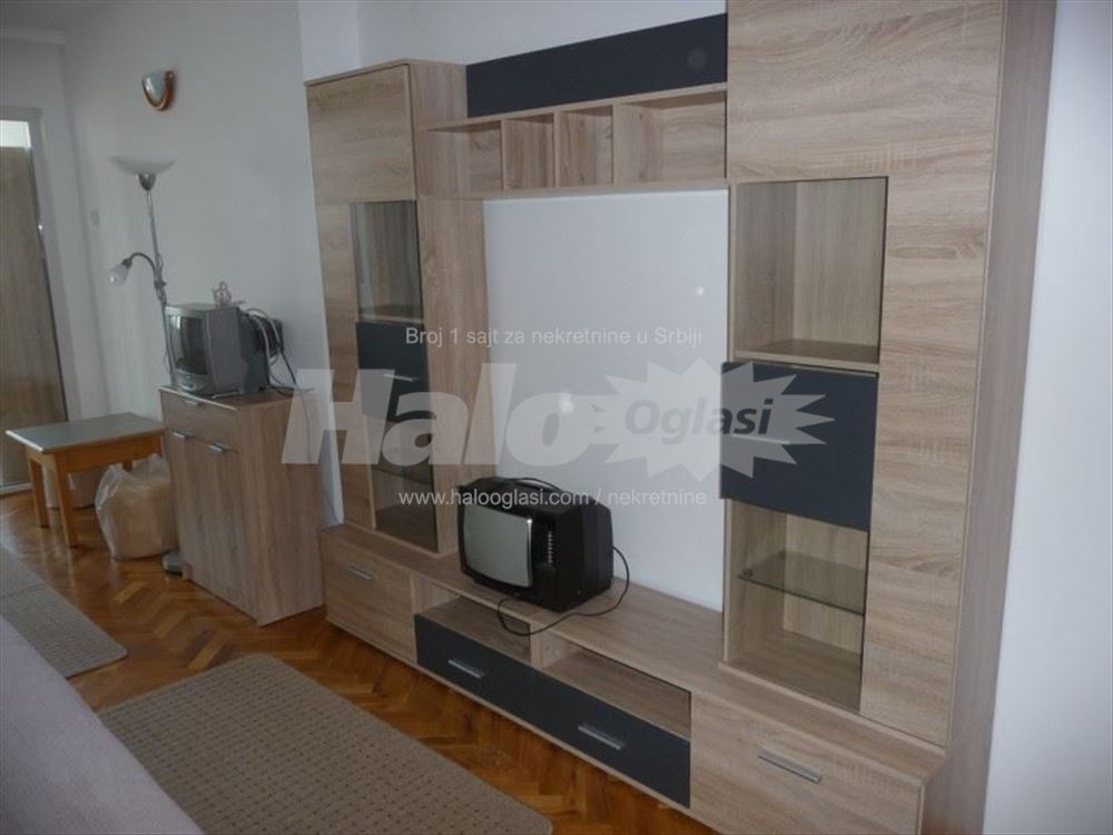 Izdajem Zaposlenoj Zenskoj Osobi jednosoban-40m2 — 12