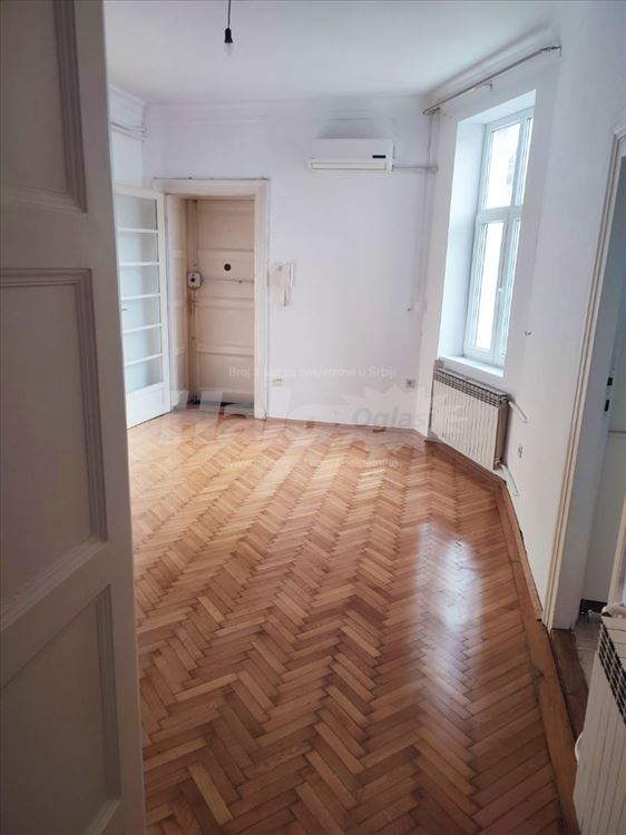 Izdajemo prostran i svetao stan u najuzem centru — 8
