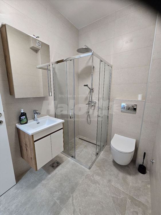 Izdajen Novo Lux stan — 11