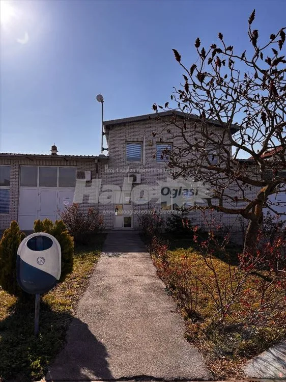 Izdaju se 4 magacina i dupleks kancelarija — 5