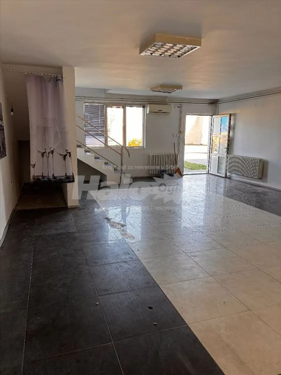 Izdaju se 4 magacina i dupleks kancelarija — 6