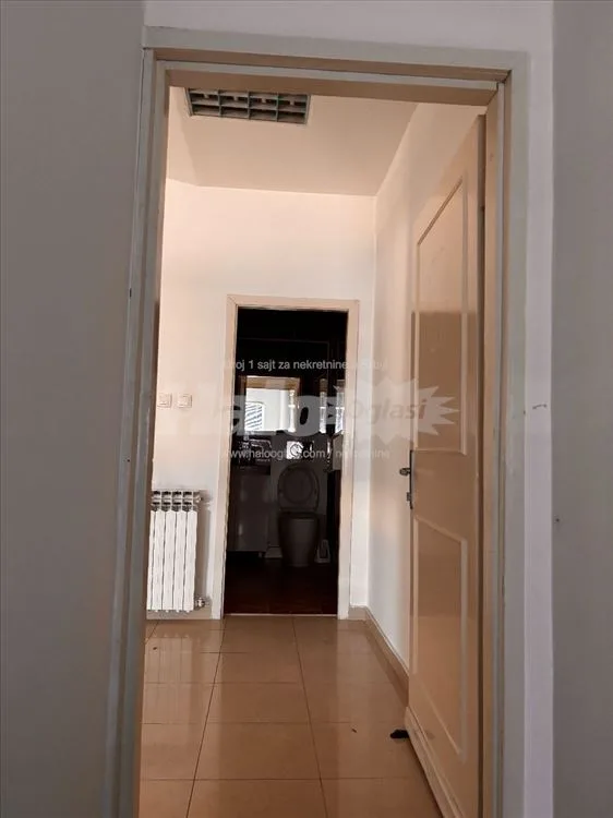 Izdaju se 4 magacina i dupleks kancelarija — 7