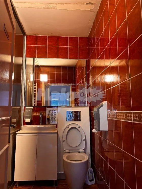 Izdaju se 4 magacina i dupleks kancelarija — 8