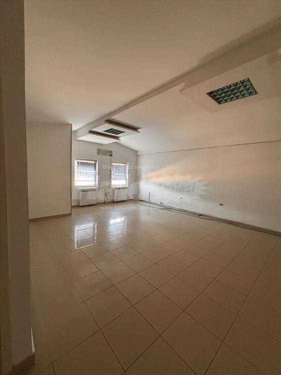Izdaju se 4 magacina i dupleks kancelarija — 9