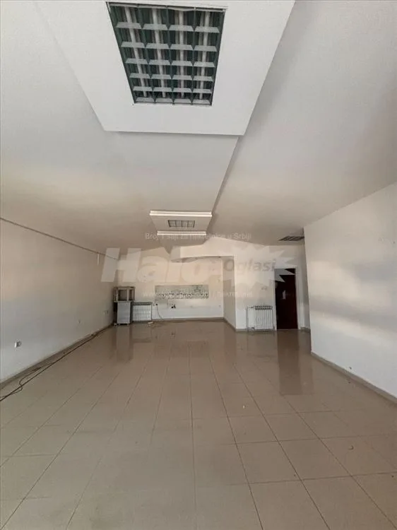Izdaju se 4 magacina i dupleks kancelarija — 10