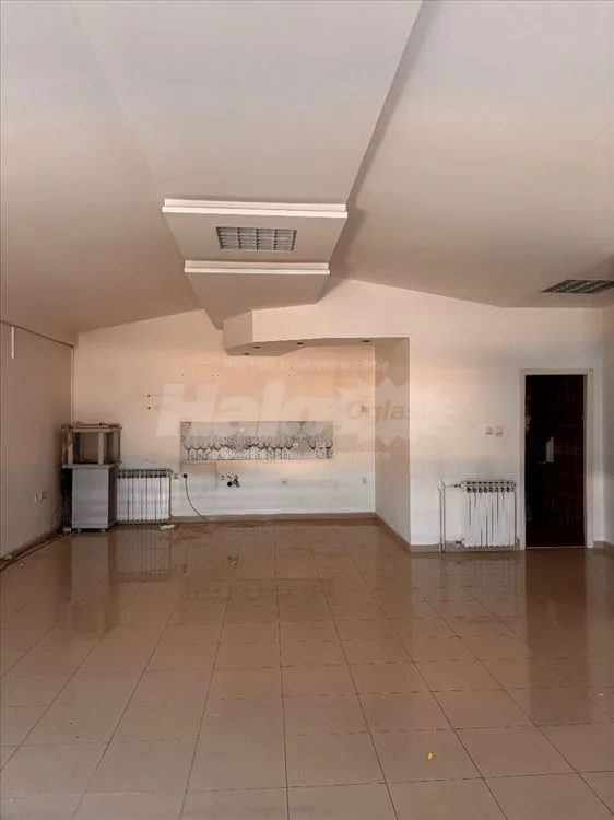 Izdaju se 4 magacina i dupleks kancelarija — 11