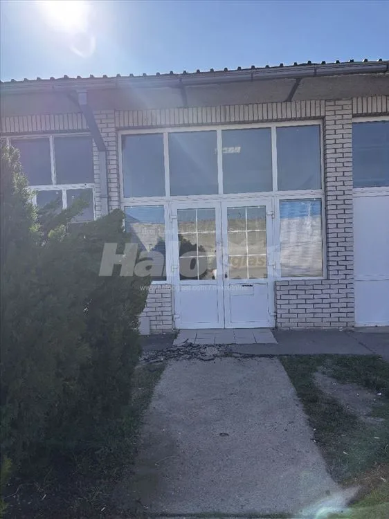 Izdaju se 4 magacina i dupleks kancelarija — 15