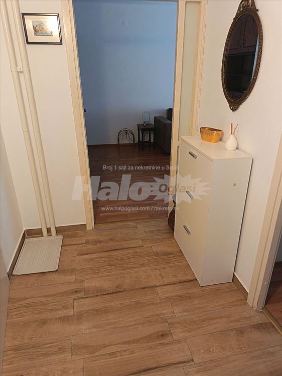 Izdavanje 50m2 Gandijeva ,500 evra,treći sprat — 2