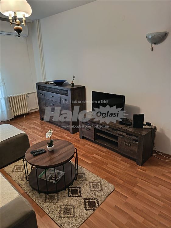 Izdavanje 50m2 Gandijeva ,500 evra,treći sprat — 8