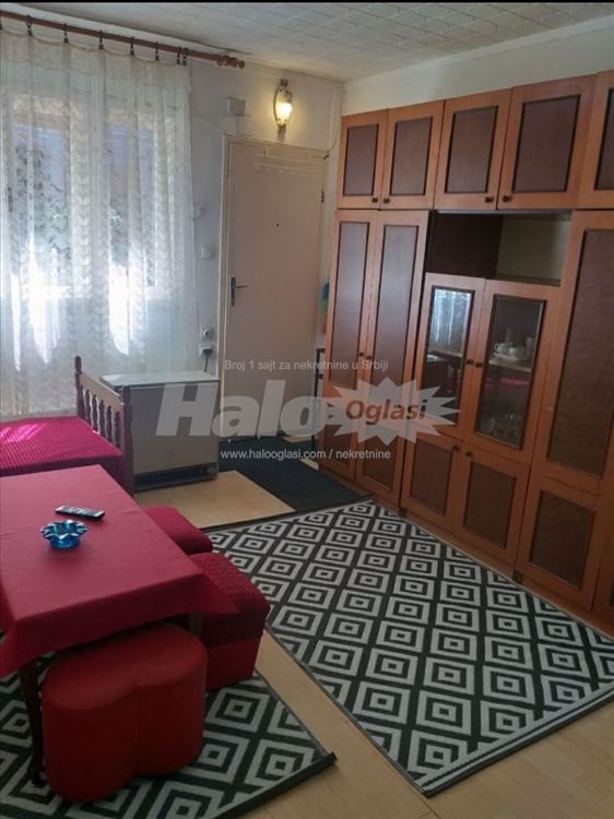 Izdavanje dvokrevetne garsonjere Trazi se cimer — 2