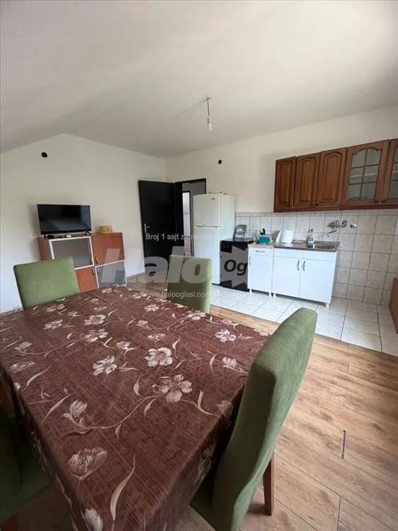 Izdavanje, namešten stan na spratu kuće,sve zasebo — 4