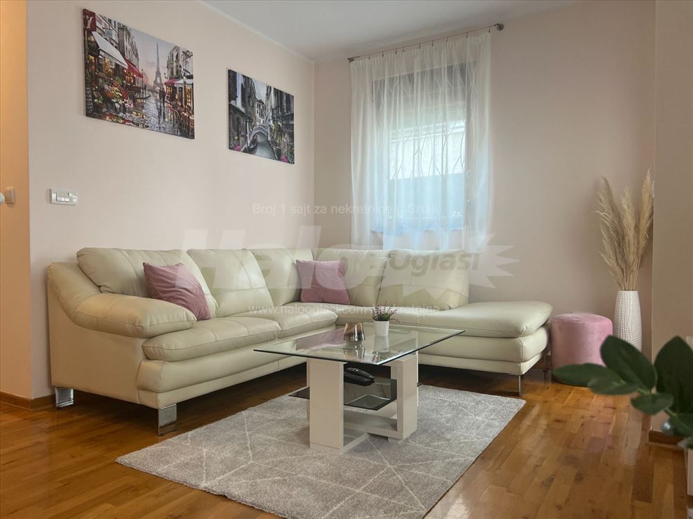 Izdavanje stana u blizini Olimpa, lux novogradnja — 2