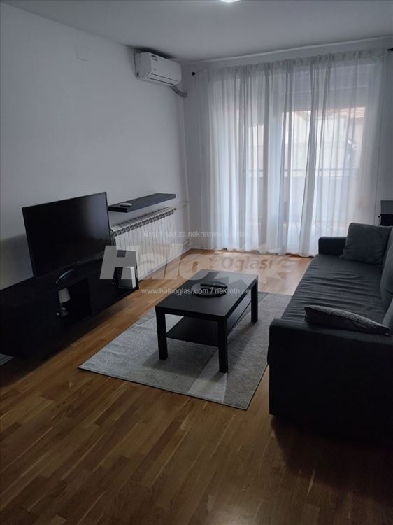 Izdrajem dvosoban stan sa garažnim mestom. — 9