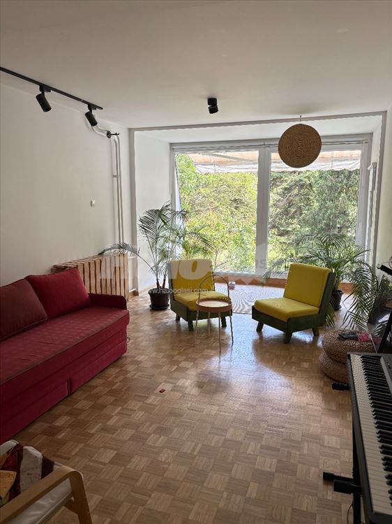 IZUZETAN! Kompletno renoviran, okružen zelenilom — 9