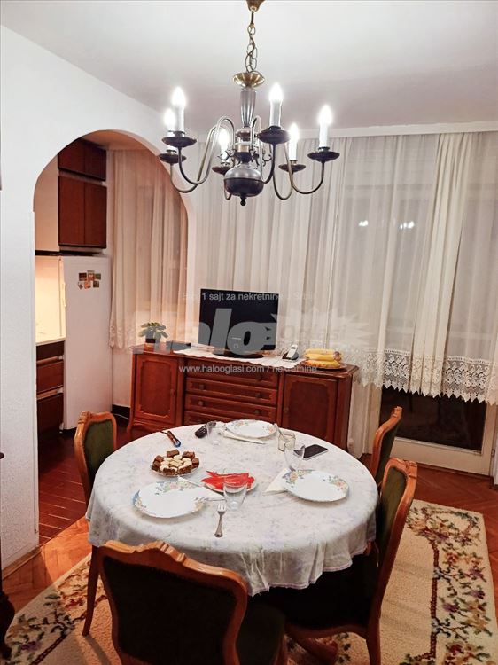 Izuzetan stan 73 m2 blizu dve škole — 2