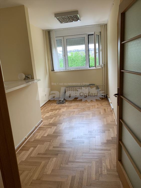 Izvanredan poslovni prostor sa garažom — 2