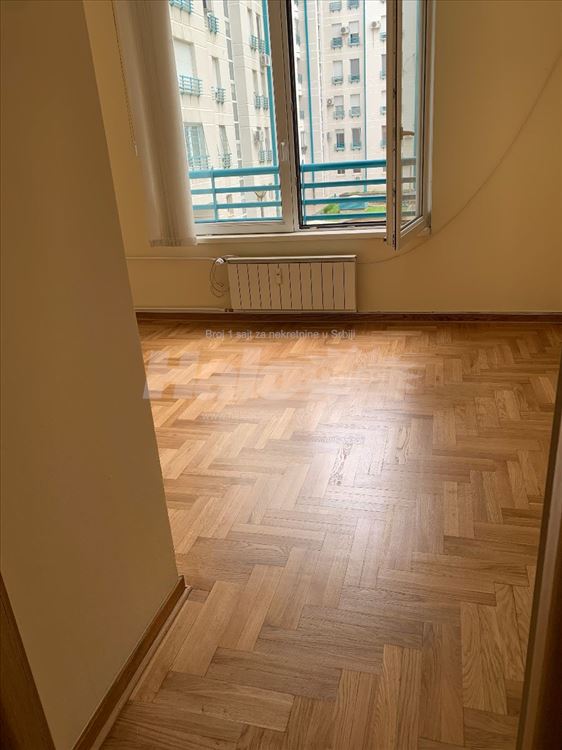 Izvanredan poslovni prostor sa garažom — 8