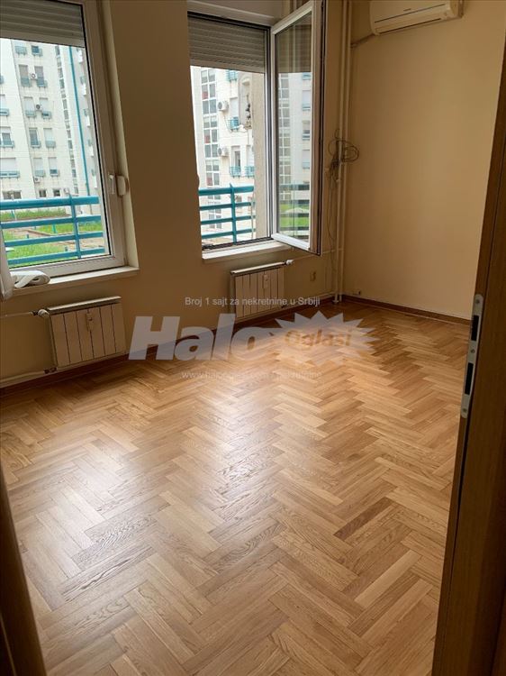 Izvanredan poslovni prostor sa garažom — 11