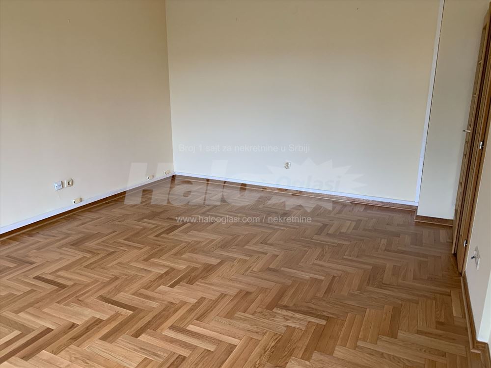 Izvanredan poslovni prostor sa garažom — 14