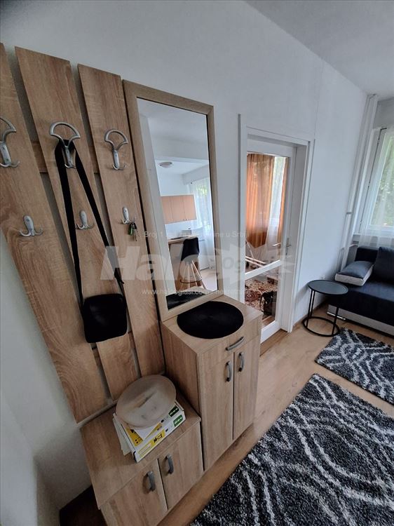 Jednoiposoban svetao stan na ODLIČNOJ lokaciji — 2