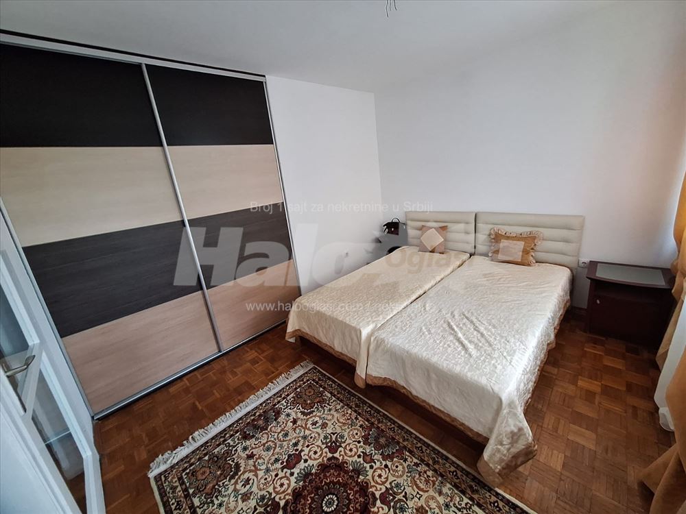 Jednoiposoban svetao stan na ODLIČNOJ lokaciji — 9