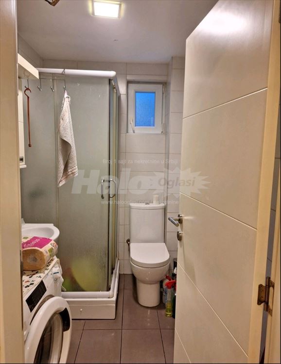 Jednoiposoban uknjižen — 8