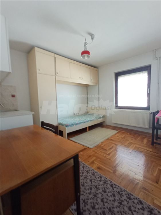 Jednokrevetni studio u mirnom kraju grada — 11