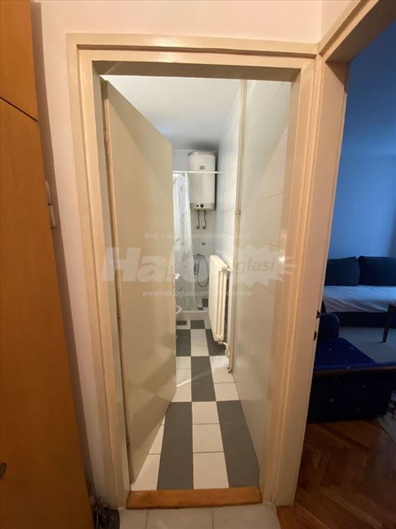 Jednosoban namešten stan na odličnoj lokaciji — 7