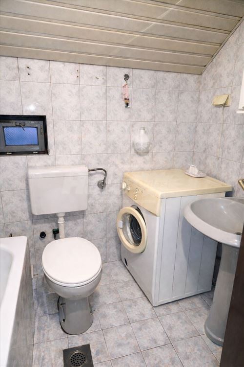 Jednosoban namešten stan u kući, izdajem — 8