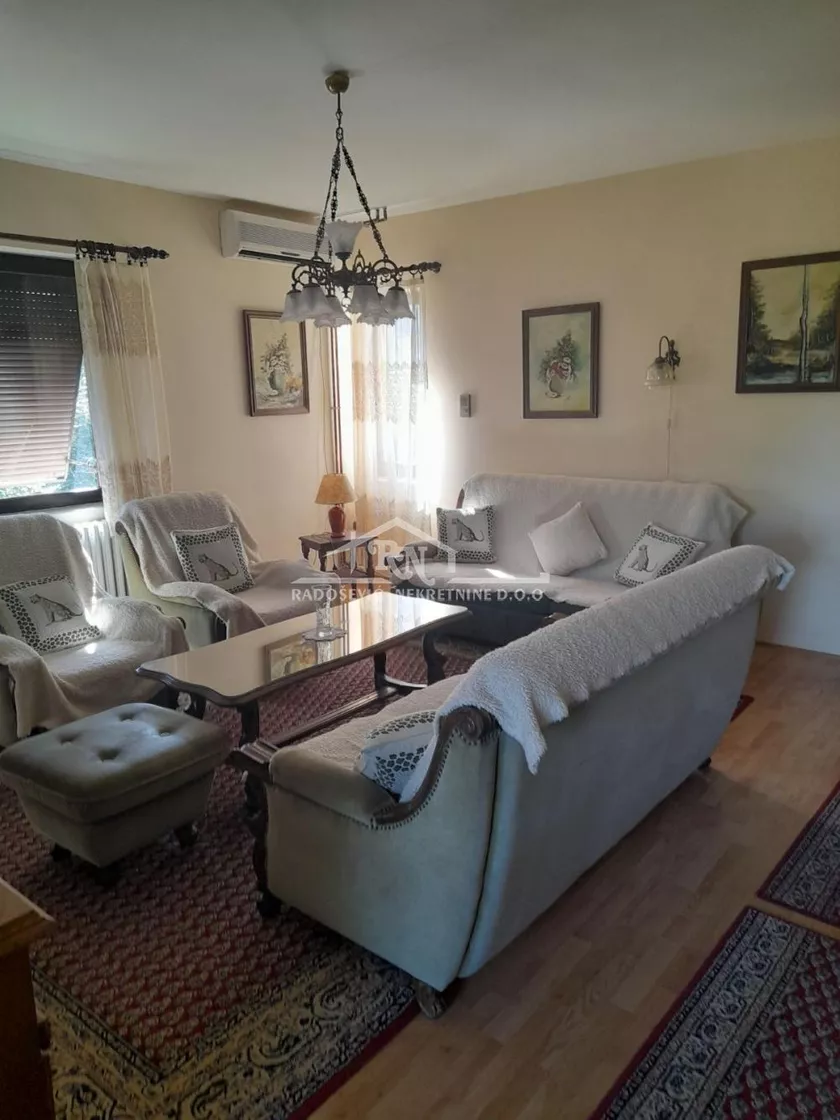Jednosoban stan za izdavanje, Banovo Brdo, 350€, 33m² — 3
