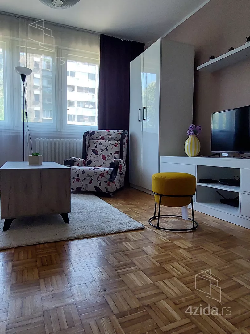 Jednosoban stan za izdavanje, Šesnaestog Oktobra, 420€, 40m² — 5