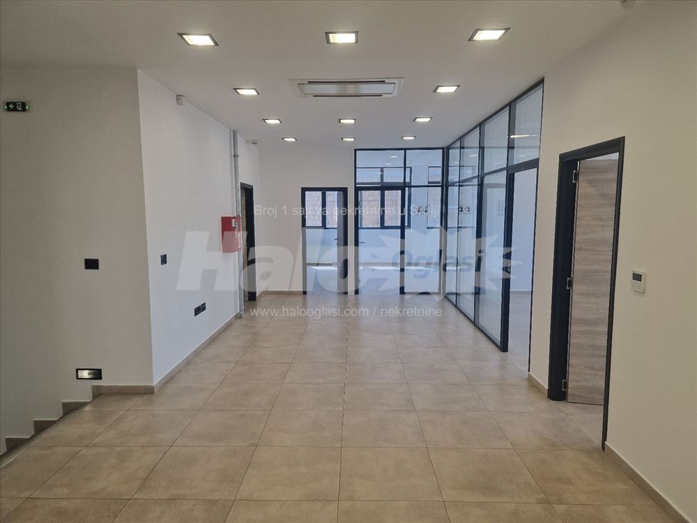 Kancelarije, hala, veliki parking prodajni salon — 9