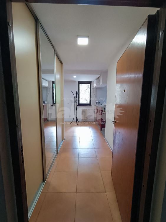 Kancelarijski prostor 83m2 + terasa, namešten — 2