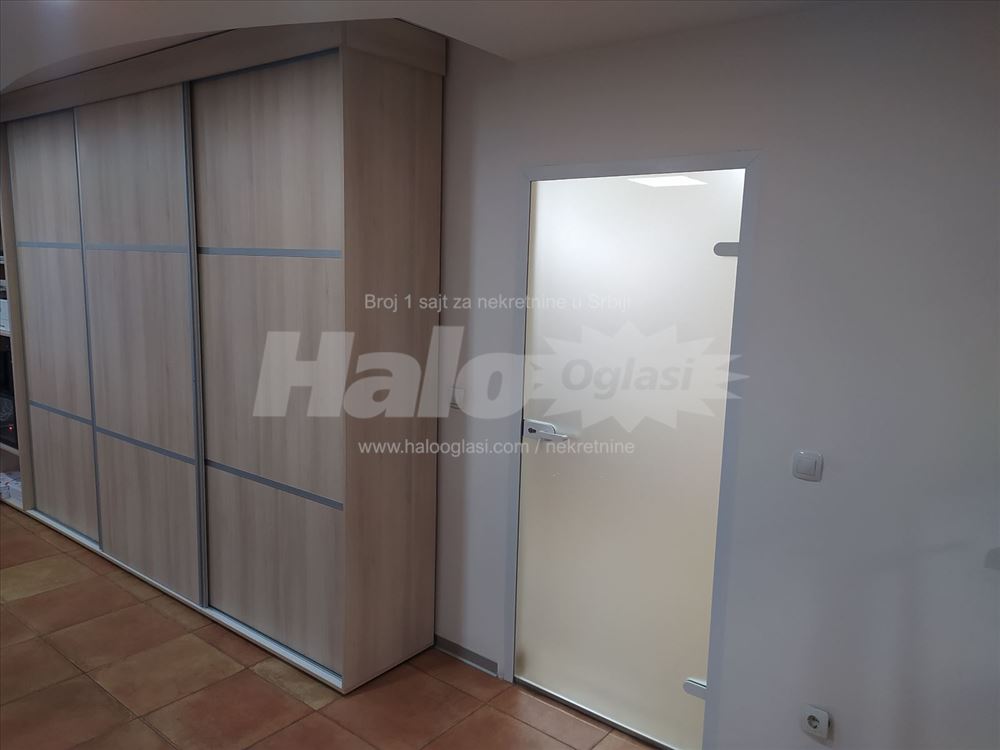 Kancelarijski prostor 83m2 + terasa, namešten — 7