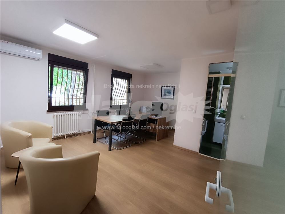 Kancelarijski prostor 83m2 + terasa, namešten — 15