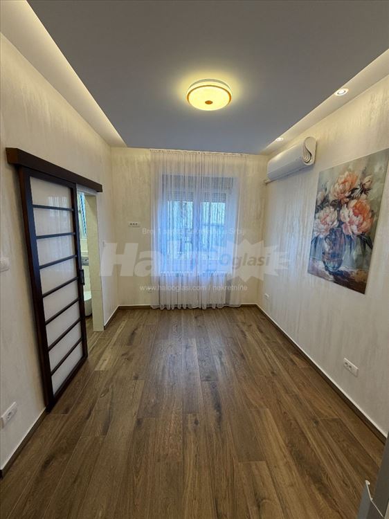 Knez Mihailova 25 — 4