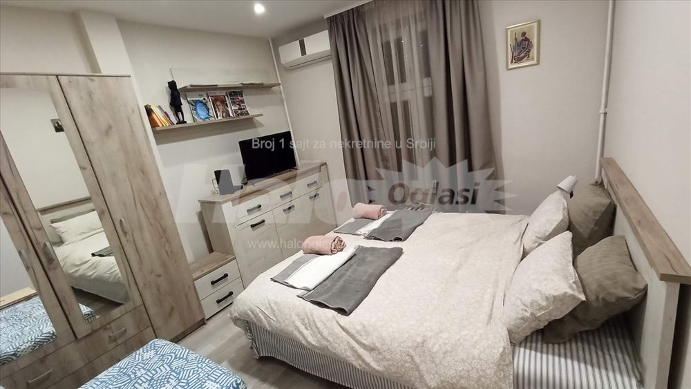 Komforan, namešten stan u strogom centru grada. — 2