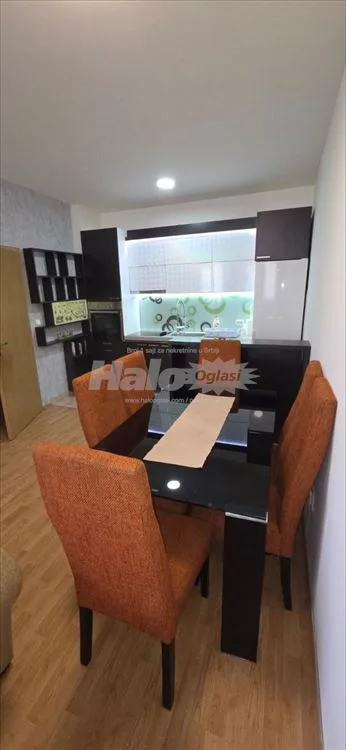 Komforan trosoban stan — 14