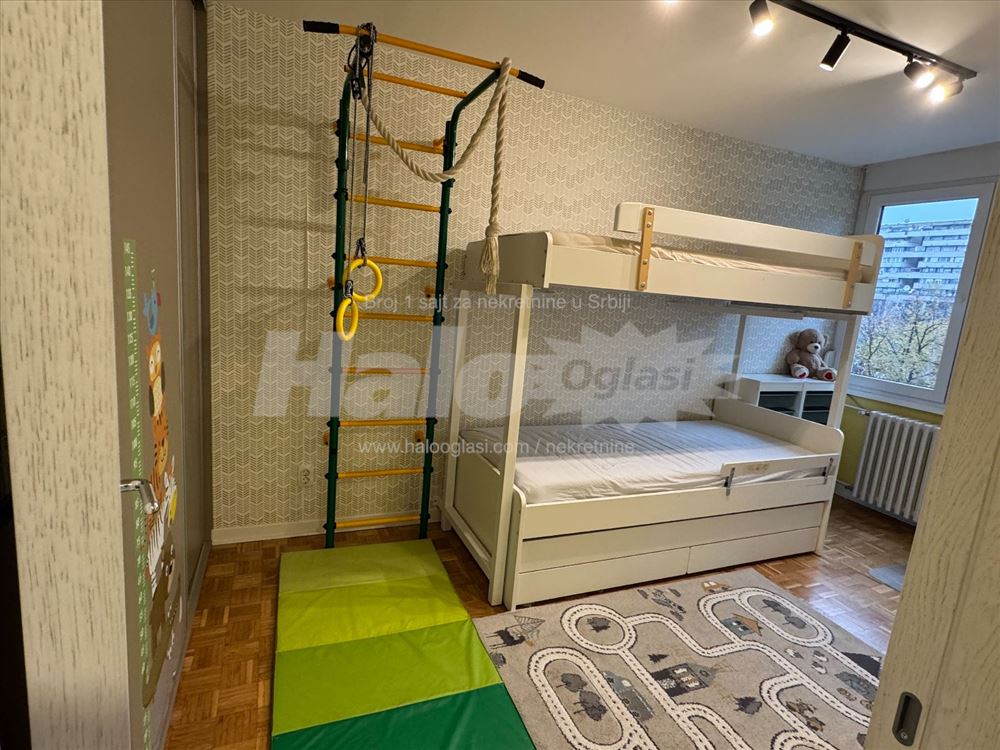 Kompletno renoviran i moderan porodičan stan — 4