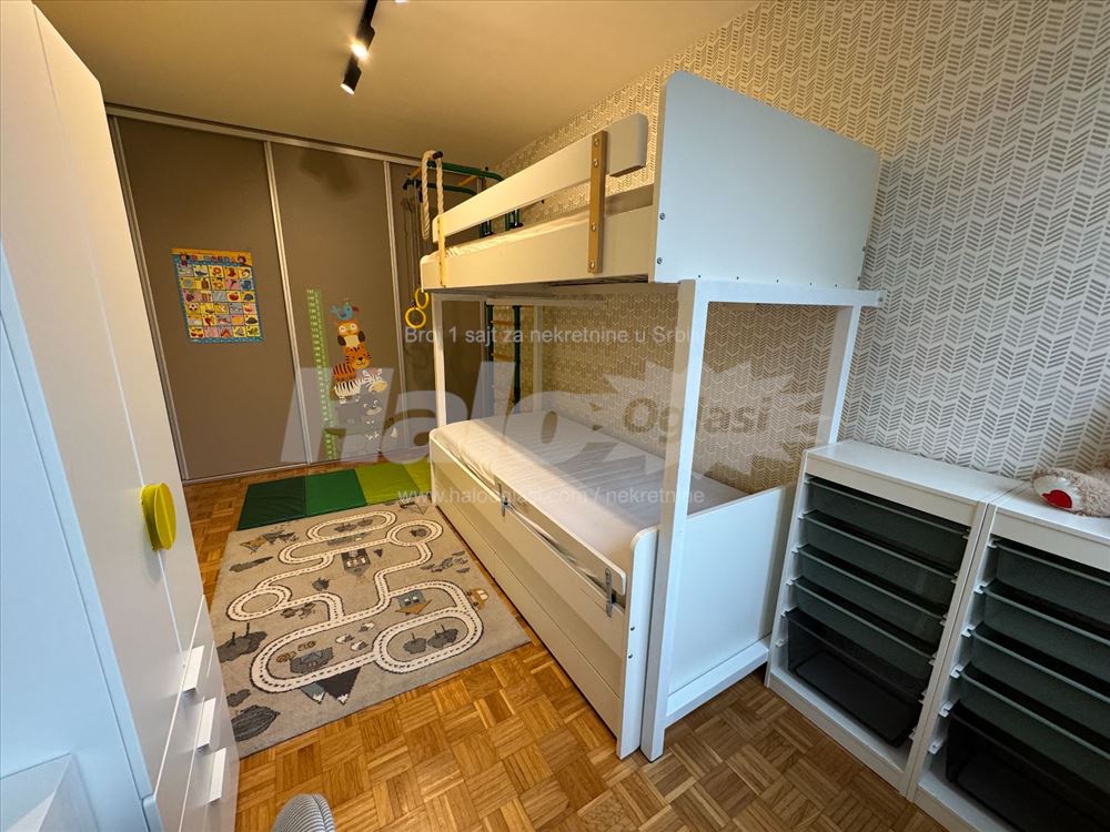 Kompletno renoviran i moderan porodičan stan — 8