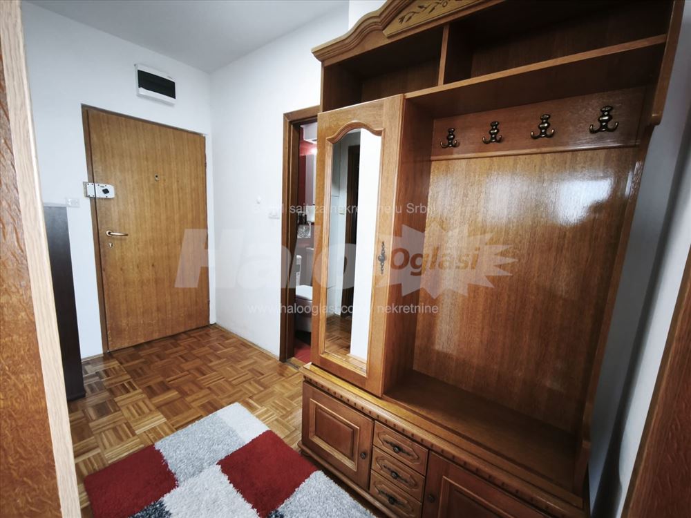 Konjarnik, stan sa pogledom na ceo grad — 3