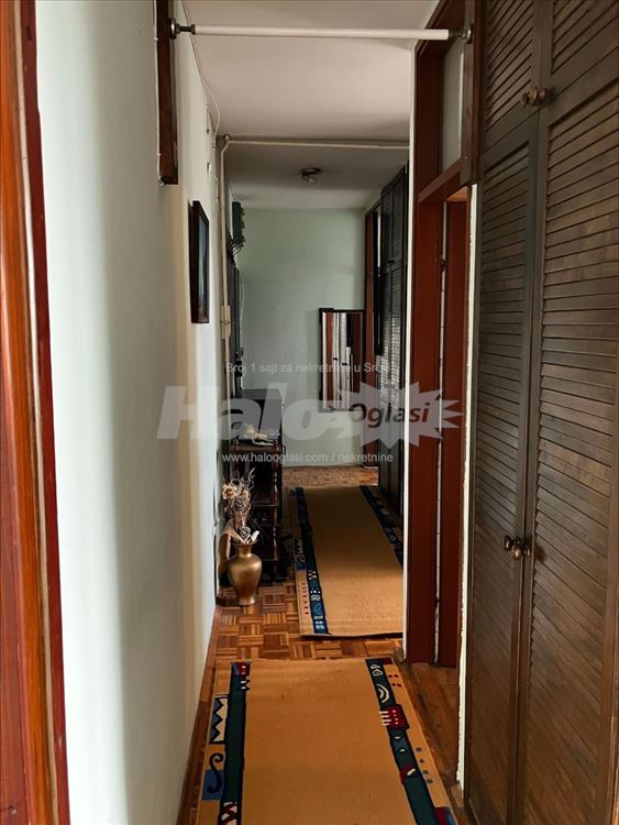 Konjarnik, ugao Ustaničke i Vojislava Ilića — 12