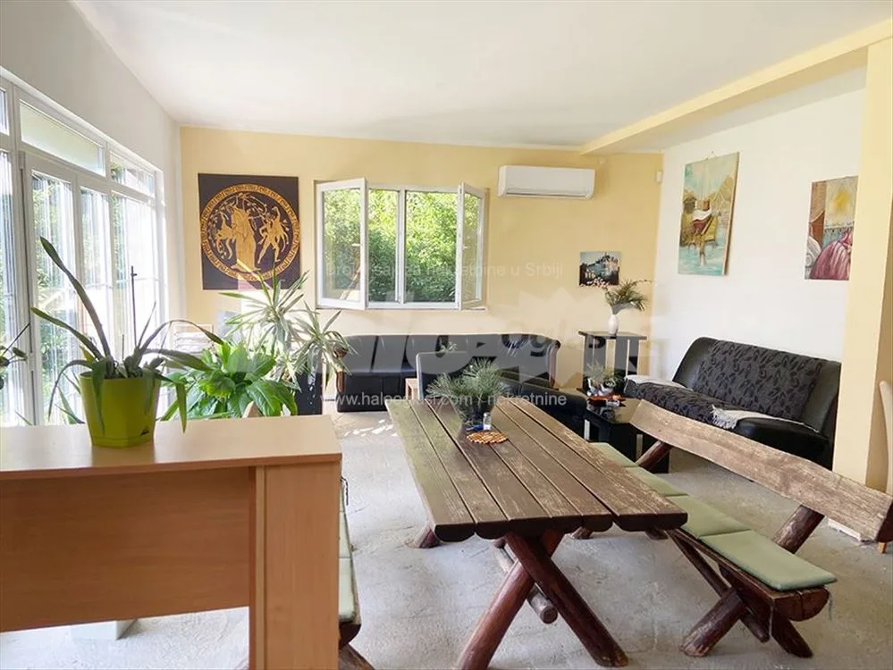 Kuća 260 m² sa poslovnim prostorom, plac 19 ari — 11