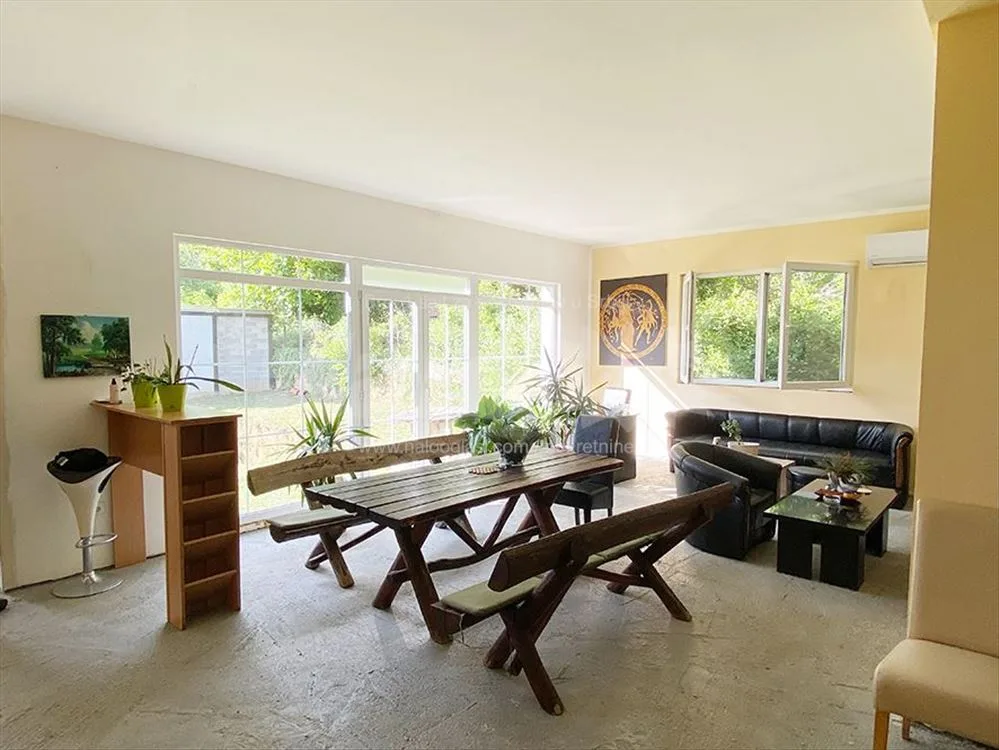 Kuća 260 m² sa poslovnim prostorom, plac 19 ari — 12